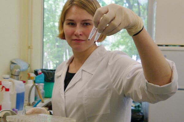 Сотрудница лаборатории молекулярно-генетической диагностики МГНЦ показывает образцы с выделенным ДНК