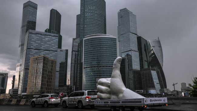 Арт-объект Лайк во время транзитного проезда через Москву