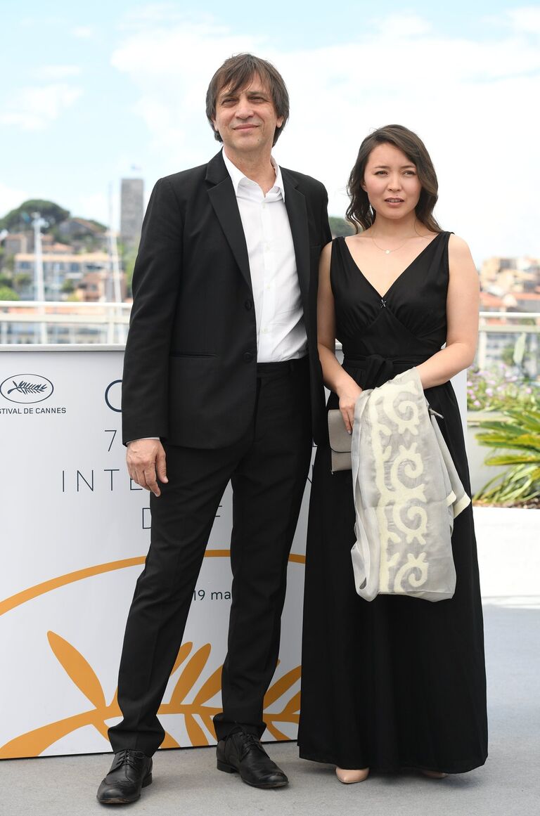 Режиссер Сергей Дворцевой и актриса Самал Еслямова на фотосессии фильма Айка в рамках 71-го Каннского международного фестиваля