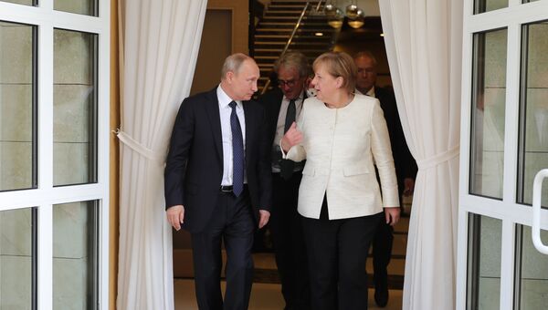 Президент РФ Владимир Путин и федеральный канцлер ФРГ Ангела Меркель после переговоров в Сочи. 18 мая 2018