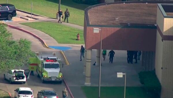 На месте стрельбы возле школы Санта-Фе Хай Скул в штате Техас, США. 18 мая 2018
