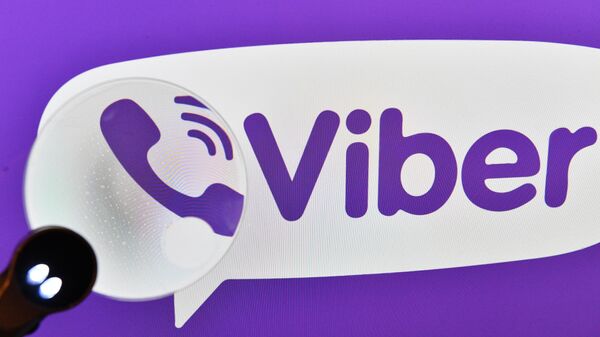 Логотип мессенджера Viber на экране смартфона