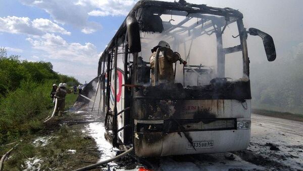 Сотрудники МЧС во время ликвидации возгорания автобуса в городе Красноармейске Саратовской области
