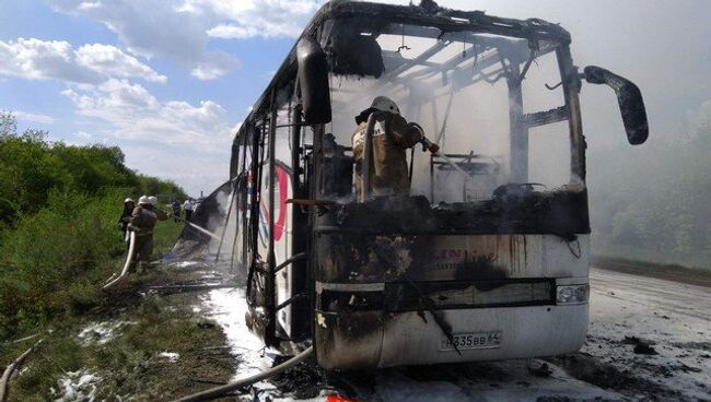 Сотрудники МЧС во время ликвидации возгорания автобуса в городе Красноармейске Саратовской области