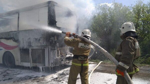 Сотрудники МЧС тушат возгорание в автобусе. Архивное фото