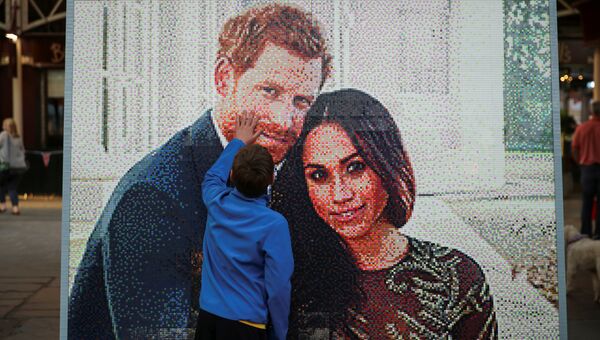 Мозаика LEGO с изображением британского принца Гарри и его невесты Меган Маркл в Виндзоре, Великобритания. 19 мая 2018