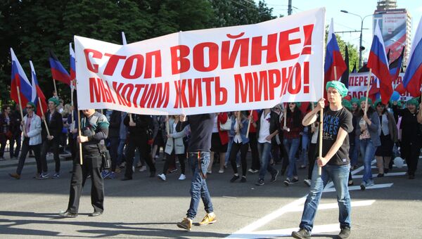Участники торжественного шествия в Донецке, посвященного Дню самопровозглашенной Донецкой народной республики. 11 мая 2018