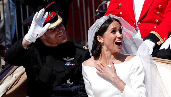 Британский принц Гарри и его жена Меган Маркл покидают церковь Святого Георгия в Виндзоре, Англия. 19 мая 2018