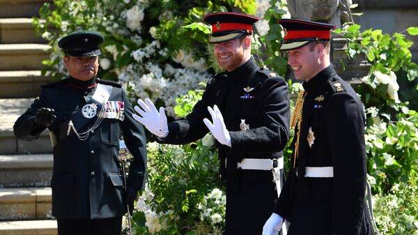 Британский принц Гарри и его брат принц Уильям у церкви Святого Георгия в Виндзоре, Англия. 19 мая 2018