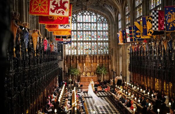 Британский принц Гарри и Меган Маркл во время свадебной церемонии в часовне Св. Георгия в Виндзорском замке недалеко от Лондона, Англия. 19 мая 2018