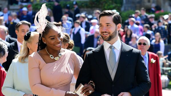 Американская теннисистка Серена Уильямс и ее муж Алексис Оганян прибывают на свадьбу принца Гарри и актрисы  Меган Маркл в часовню Святого Георгия в Виндзоре. 19 мая 2018 