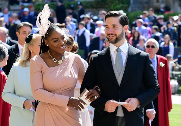 Американская теннисистка Серена Уильямс и ее муж Алексис Оганян прибывают на свадьбу принца Гарри и актрисы  Меган Маркл в часовню Святого Георгия в Виндзоре. 19 мая 2018