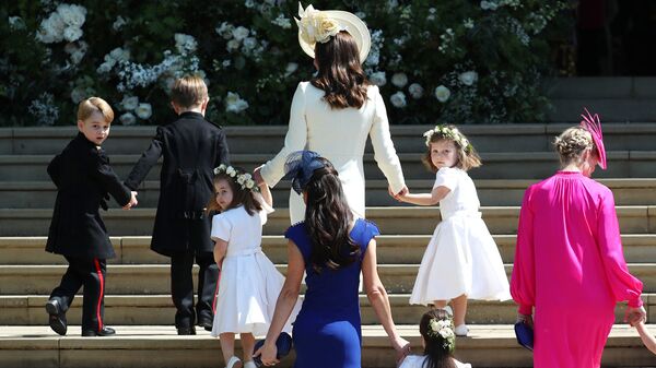 Кэтрин, герцогиня Кембриджская поднимается по ступеням с принцем Джорджем, принцессой Шарлоттой и подружками невесты на свадебную церемонию британского принца Гарри и актрисы Меган Маркл