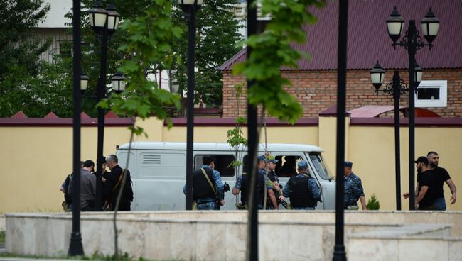 Сотрудники правоохранительных органов у церкви Архангела Михаила в центре Грозного, в которой четверо боевиков пытались захватить прихожан в качестве заложников. 19 мая 2018
