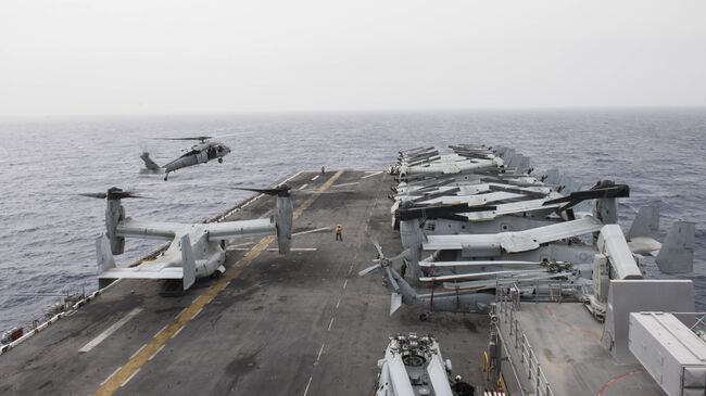 Американский палубный многоцелевой вертолет MH-60S Sea Hawk готовится к посадке на корабль USS Iwo Jima 6-го флота ВМС США. Архивное фото