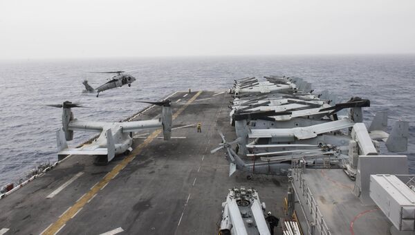 Американский палубный многоцелевой вертолет MH-60S Sea Hawk готовится к посадке на корабль USS Iwo Jima 6-го флота ВМС США. Архивное фото