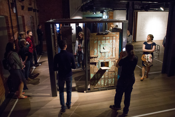 Волонтеры музея знакомили посетителей с экспозицией и следили за порядком в залах