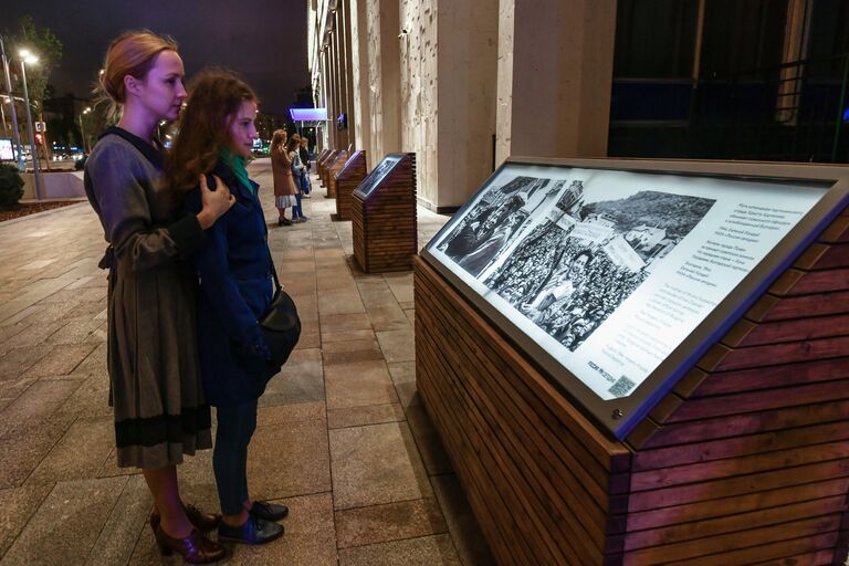 Участники уличного перфоманса труппы иммерсивного шоу Вернувшиеся на фотовыставке Освобождение Европы у здания МИА «Россия сегодня» в рамках акции Ночь музеев. 19 мая 2018