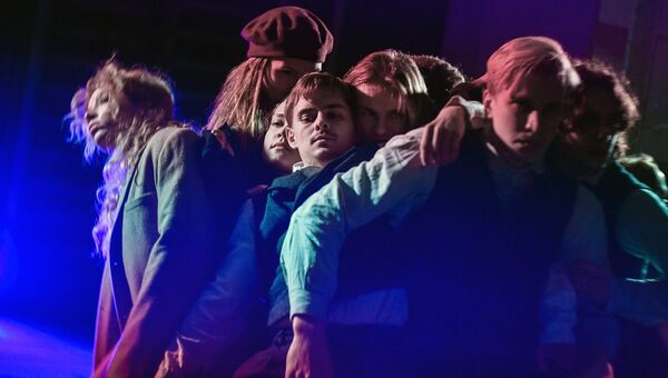 Участники уличного перфоманса труппы иммерсивного шоу Вернувшиеся на фотовыставке Освобождение Европы у здания МИА «Россия сегодня» в рамках акции Ночь музеев. 19 мая 2018