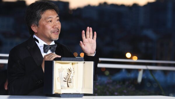 Режиссер Хирокадзу Корэеда на фотосессии победителей в рамках церемонии закрытия 71-го Каннского международного кинофестиваля. 19 мая 2018