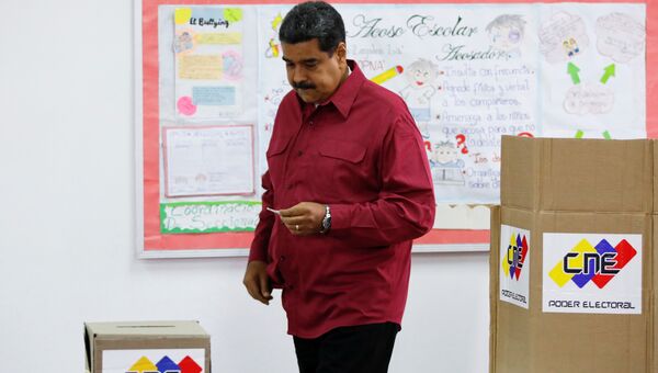 Президент Венесуэлы Николас Мадуро на избирательном участке во время президентских выборов в Каракасе. 20 мая 2018