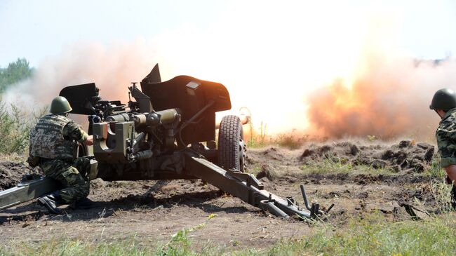 Стрельба из пушки МТ-12 Рапира во время учений на стрельбище Чугуев
