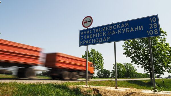 Автомобильное движение по трассе Краснодар - Керчь, ведущей к Крымскому мосту. Архивное фото