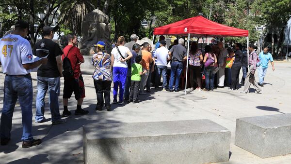 Венесуэльские граждане регистрируются на президентских выборах в Каракасе. 20 мая 2018