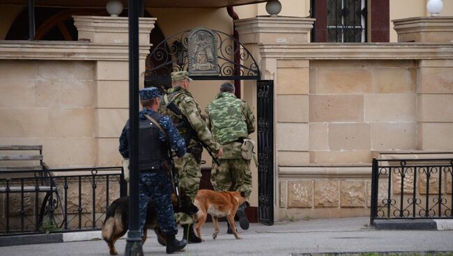 Сотрудники правоохранительных органов у церкви Архангела Михаила в центре Грозного, в которой четверо боевиков пытались захватить прихожан в качестве заложников. 19 мая 2018