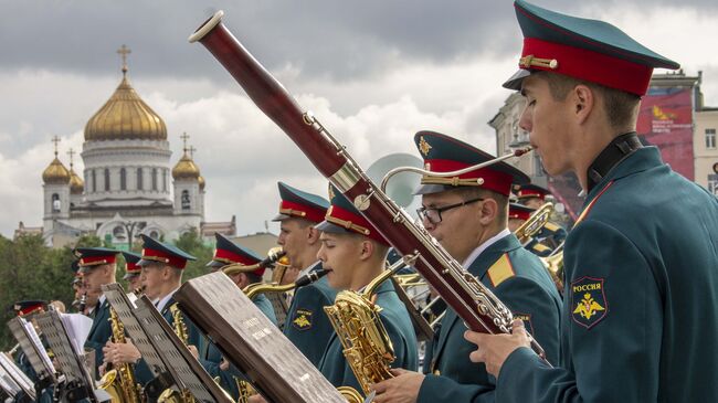 Музыканты на открытии Программы Военные оркестры в парках в Александровском саду