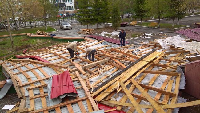 Обрушившаяся во время урагана кровля здания Тюменского медицинского колледжа