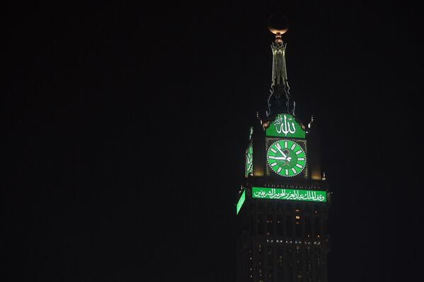 Часы на отеле Королевская часовая башня в жилом комплексе Абрадж аль-Бейт в Мекке.
