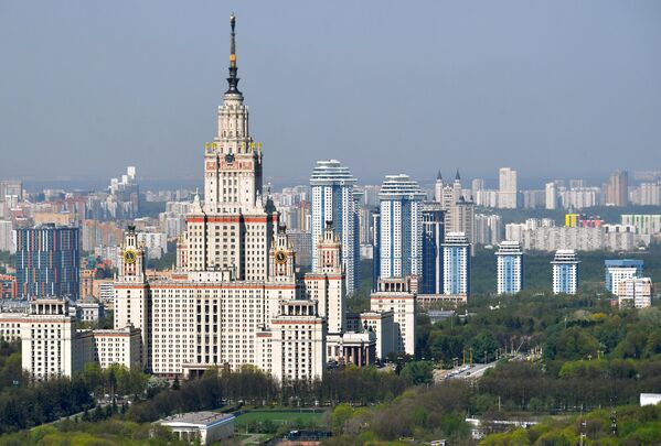 Вид на главное здание Московского государственного университета им. М.В.Ломоносова на Воробьевых горах в Москве.