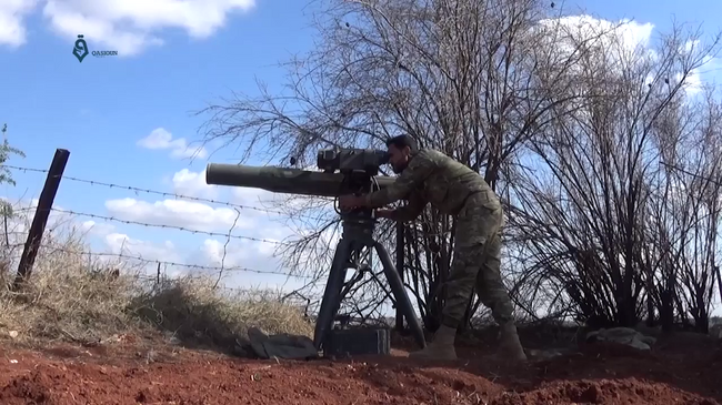 Боевик группировки, связанной с Сирийской свободной армией, с американской противотанковой управляемой ракетой Тоу-2. Архивное фото