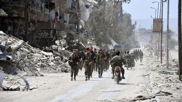 Военнослужащие сирийской армии в освобожденном лагере палестинских беженцев Ярмук на юге Дамаска
