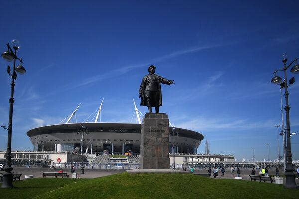Стадион Санкт-Петербург,  где пройдут матчи чемпионата мира по футболу 2018. На первом плане - памятник Сергею Кирову