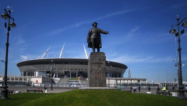 Стадион Санкт-Петербург,  где пройдут матчи чемпионата мира по футболу 2018. На первом плане - памятник Сергею Кирову