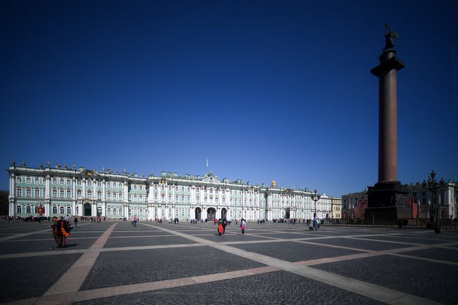Здание Эрмитажа и Александровская колонна на Дворцовой площади в Санкт-Петербурге