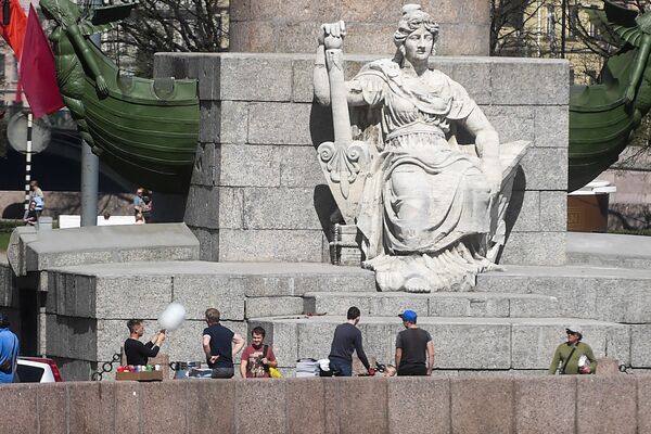 Скульптура Нева у основания Ростральной колонны в Санкт-Петербурге