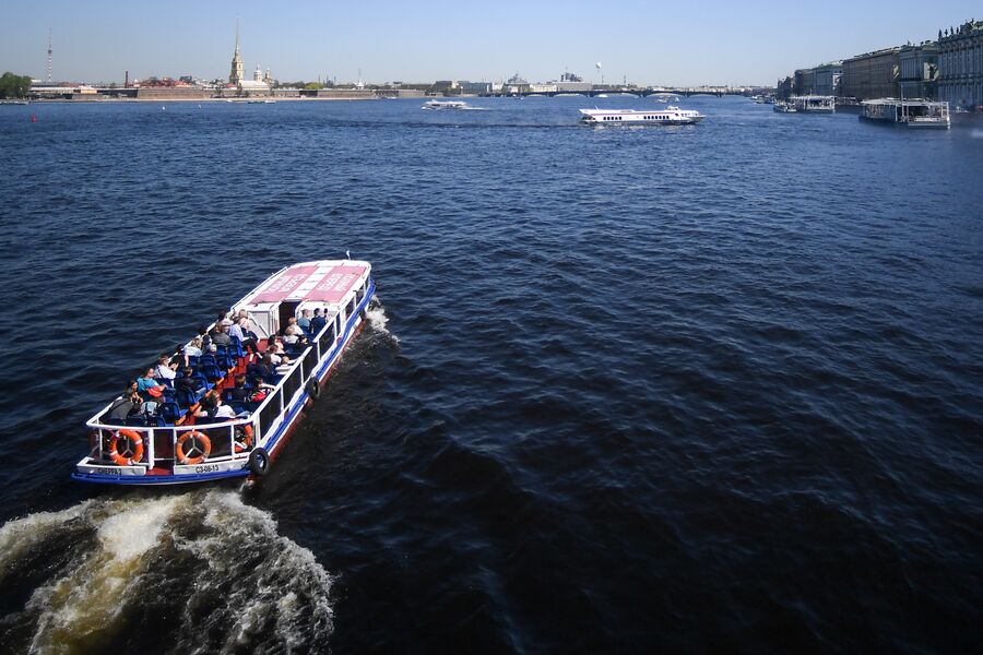 Прогулочные катера на реке Неве в Санкт-Петербурге.