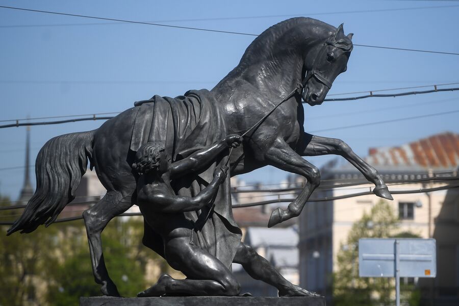 Скульптурная композиция Укротители Коней на Аничковом мосту в Санкт-Петербурге