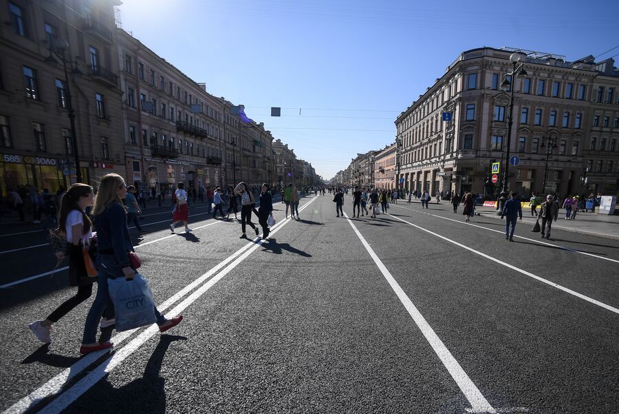 Петербург проверка. Невский проспект Санкт-Петербург. Главная улица Санкт-Петербурга. Невский проспект осень. Флаг Невский проспект.