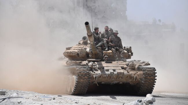 Военнослужащие сирийской армии на танке Т-72. Архивное фото