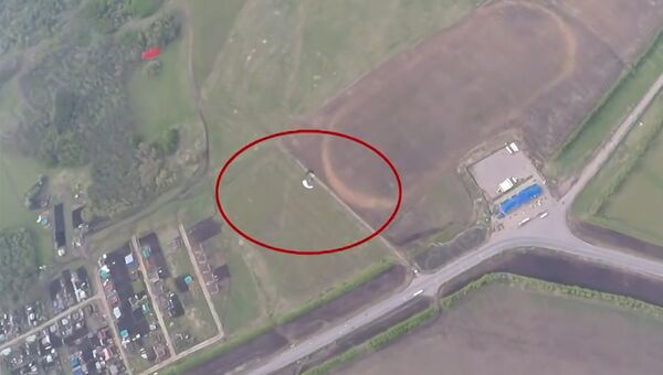 Стоп-кадр видео падения парашютистов в Татарстане