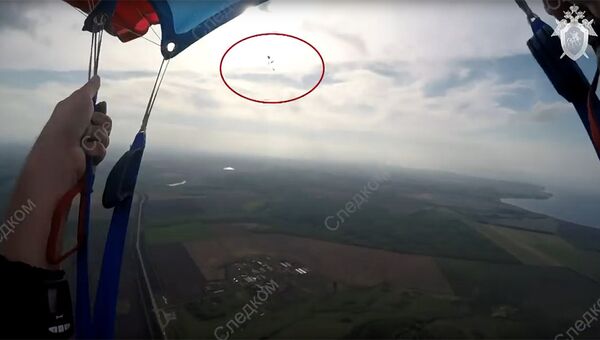 Стоп-кадр видео падения парашютистов в Татарстане