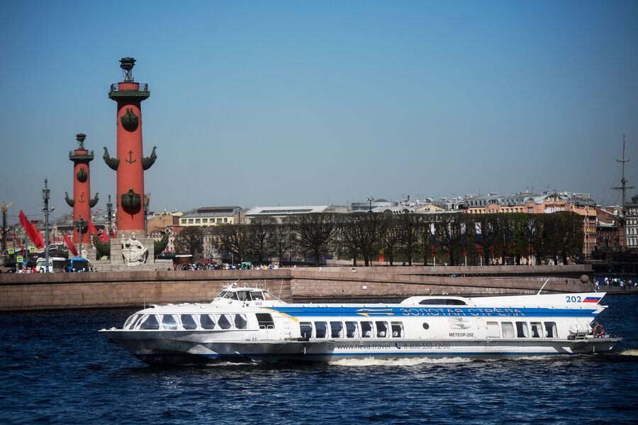 Ростральные колонны в Санкт-Петербурге