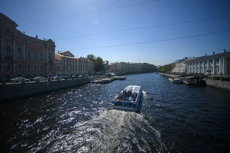 Прогулочный катер в Санкт-Петербурге