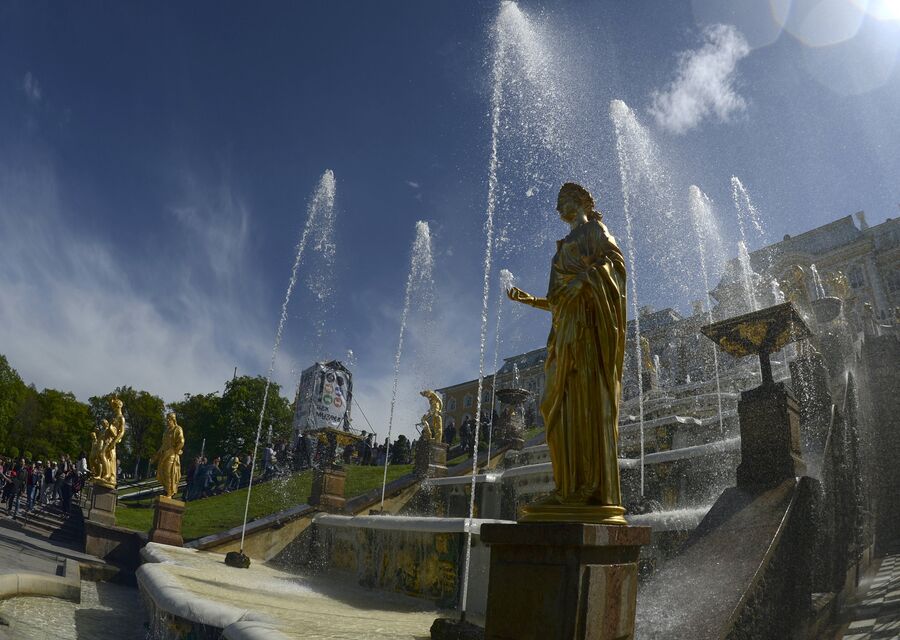 Весенний праздник фонтанов в Государственном музее-заповеднике Петергоф