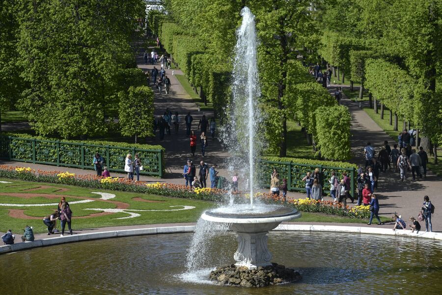 Весенний праздник фонтанов в Государственном музее-заповеднике Петергоф