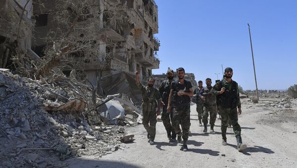 Военнослужащие сирийской армии в освобожденном лагере палестинских беженцев Ярмук на юге Дамаска. Архивное фото